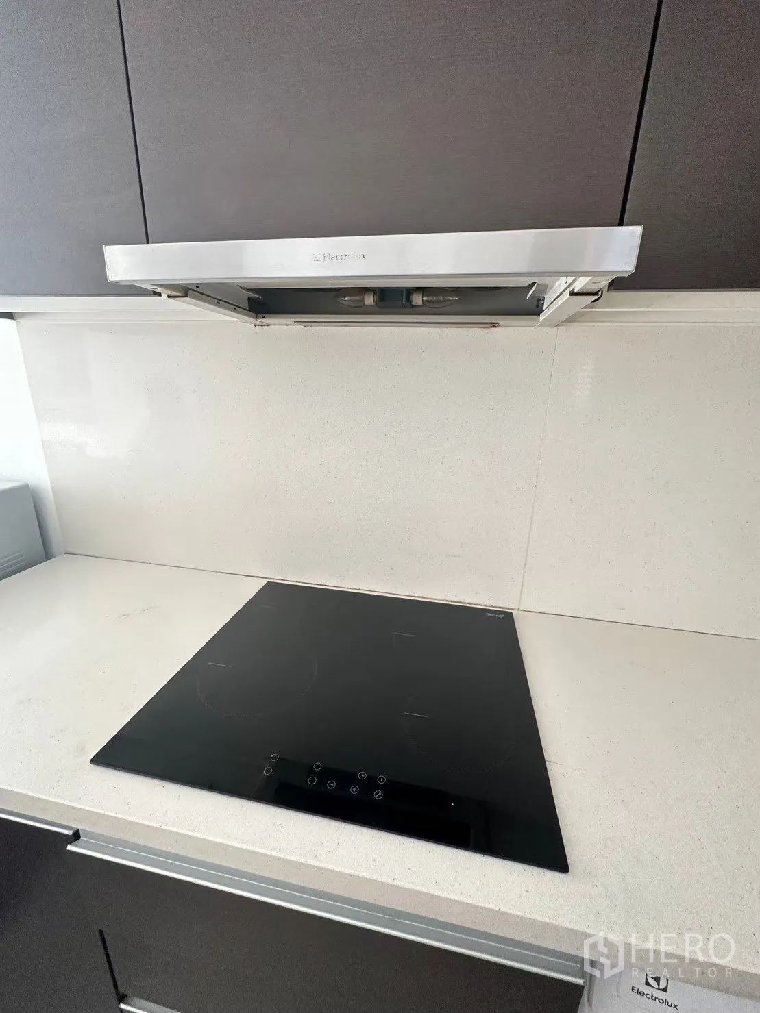 公寓 出租在Watthana, Bangkok - 特写：白色台面上的感应炉与抽油烟机