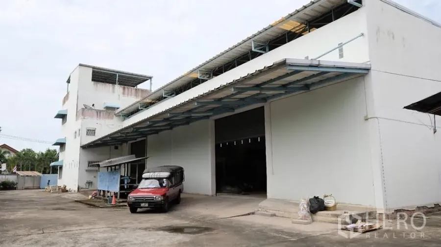 คลังสินค้า ให้เช่าในBang Kruai, Nonthaburi - โกดังสีขาวที่บางกรวย นนทบุรี พร้อมประตูม้วนขนาดใหญ่ หลังคากันสาด ลานจอดรถ และทางรถบรรทุกกว้าง