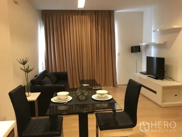 คอนโด ให้เช่าในKhlong Toei, Bangkok - โซนรับแขกและทานอาหารแบบโอเพ่นพลาน โต๊ะกระจก ทีวีและชั้นวาง ผ้าม่านสูงจรดเพดาน