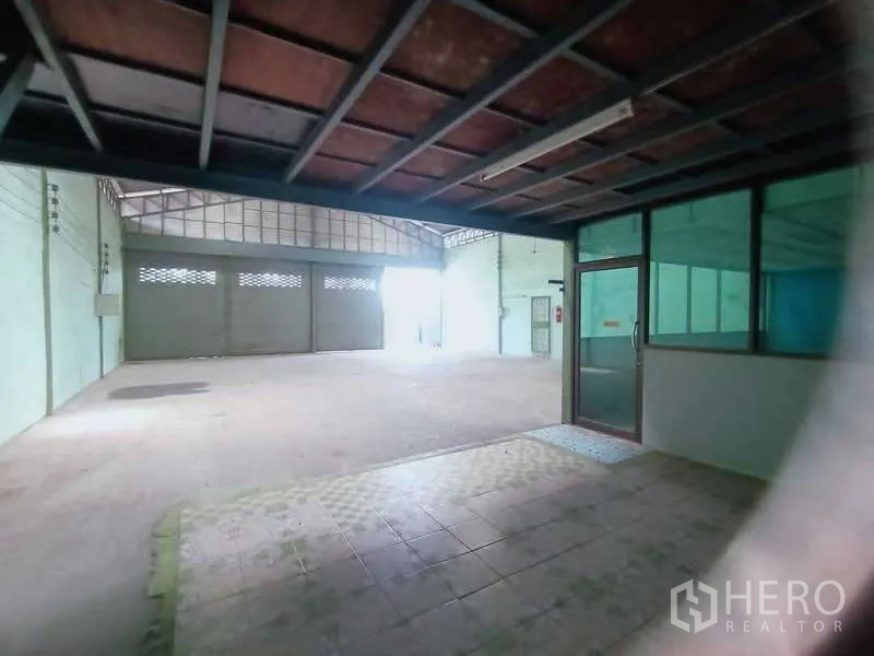 货栈 出售在Khlong Luang, Pathum Thani - 通往夹层的金属楼梯