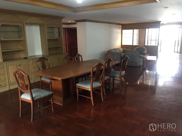 คอนโด ให้เช่าในKhlong Toei, Bangkok - พื้นที่นั่งเล่น–รับประทานอาหารแบบเปิดโล่ง พื้นไม้จริง ตู้บิลท์อิน และโต๊ะอาหาร