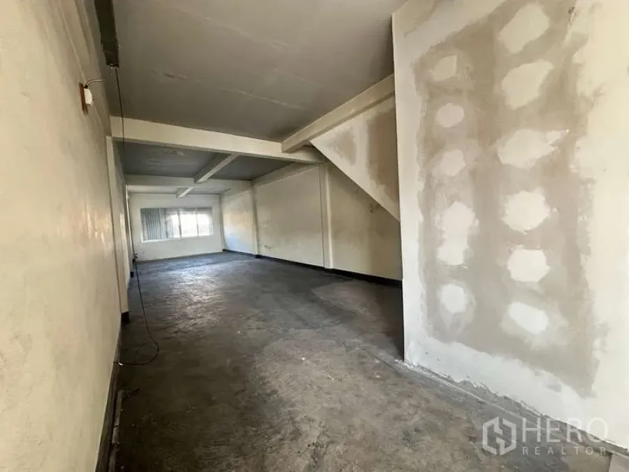 สำนักงาน ให้เช่าในPhra Khanong, Bangkok - ห้องสำนักงานโล่ง พื้นคอนกรีต ผนังสีอ่อน คานเพดาน และหน้าต่างด้านท้าย