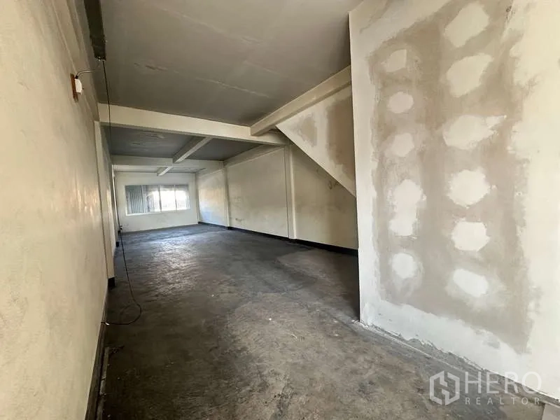 สำนักงาน ให้เช่าในPhra Khanong, Bangkok - ห้องสำนักงานโล่ง พื้นคอนกรีต ผนังสีอ่อน คานเพดาน และหน้าต่างด้านท้าย