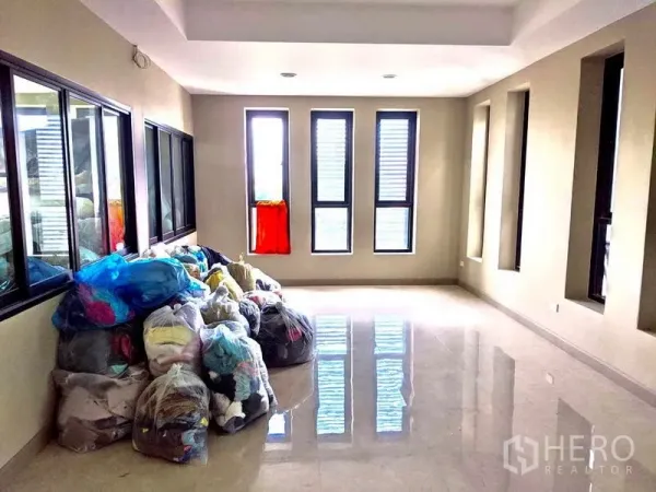 办公空间 出售在Lat Phrao, Bangkok - 明亮开放式房间，亮面地砖与高窄窗户