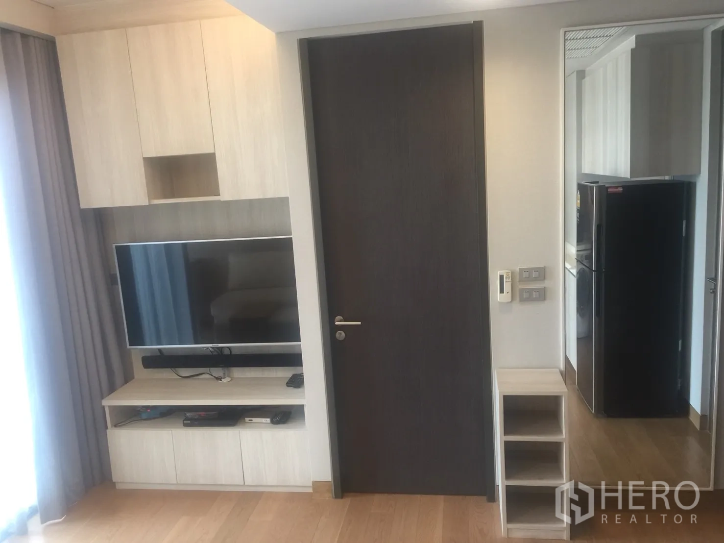 คอนโด ให้เช่าในKhlong Toei, Bangkok - ผนังทีวีบิลท์อินพร้อมตู้เก็บของ ทีวีจอแบน และประตูไม้โทนเข้ม