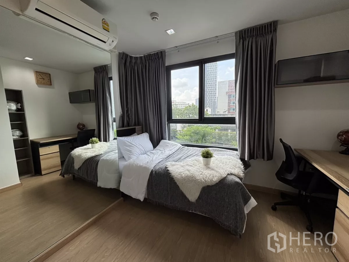 Condominium for rent in Phra Khanong, Bangkok - Second bedroom with study desk and wide windows facing the pool.