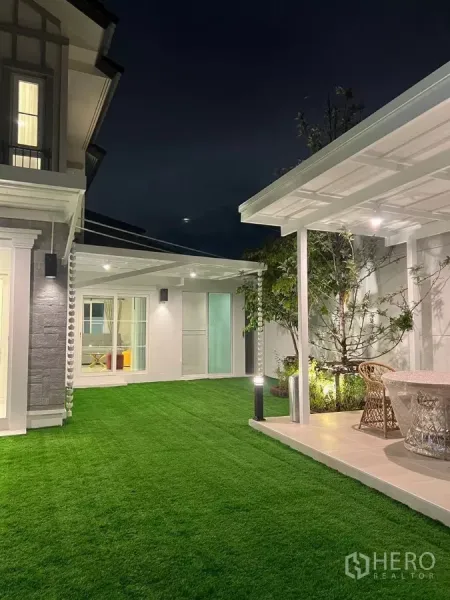 Detached House for rent in Bang Phli, Samut Prakan - Bright garden with covered terrace, sliding doors and neatly trimmed green lawn.