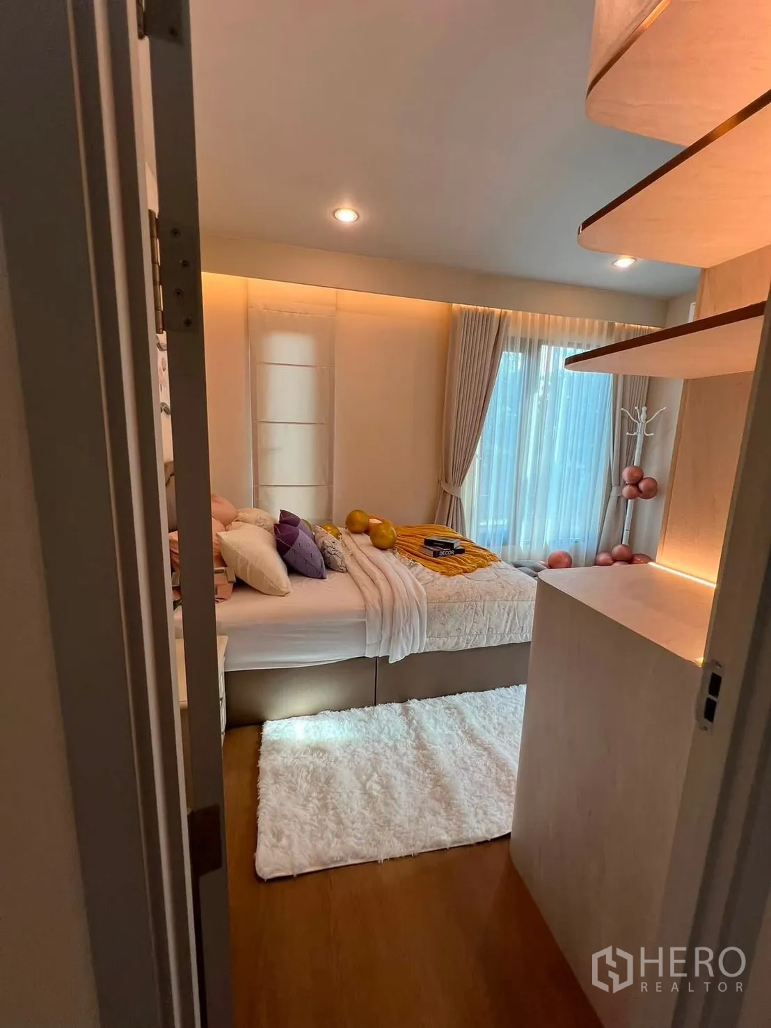 Detached House for rent in Bang Phli, Samut Prakan - Compact bedroom with soft lighting, curtains, and a plush rug.