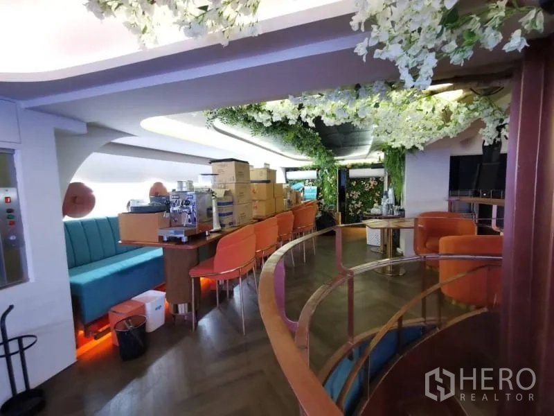 พื้นที่ขายปลีก ให้เช่า - บาร์ชั้นลอยพร้อมเบาะนั่งยาว เคาน์เตอร์บาร์ และเพดานประดับดอกไม้