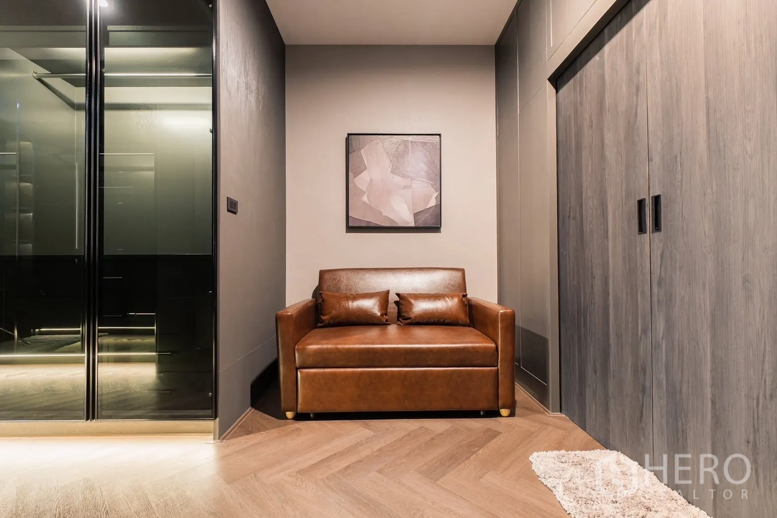 บ้าน ให้เช่าหรือขายในPrawet, Bangkok - มุมนั่งเล่นส่วนตัวพร้อมโซฟาหนังใกล้ตู้เสื้อผ้า