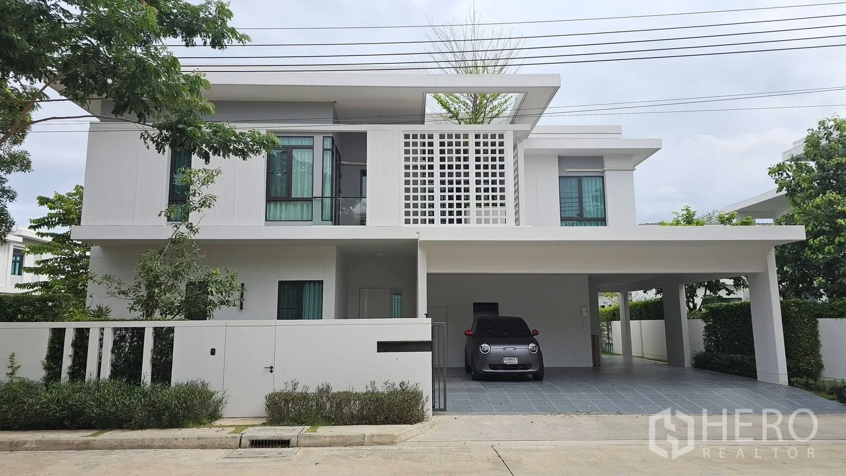 บ้านเดี่ยว for rent in Bang Phli, Samut Prakan - มุมมองด้านหน้าพร้อมโรงจอดรถขนาดใหญ่ ฉากระเบียง และทางรถเข้าบ้าน.