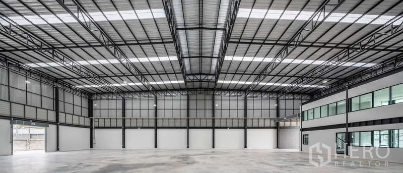 คลังสินค้า ให้เช่า - ฮอลล์โกดังแบบไร้เสากลาง พื้นคอนกรีตขัดมัน เชื่อมต่อออฟฟิศชั้นลอย