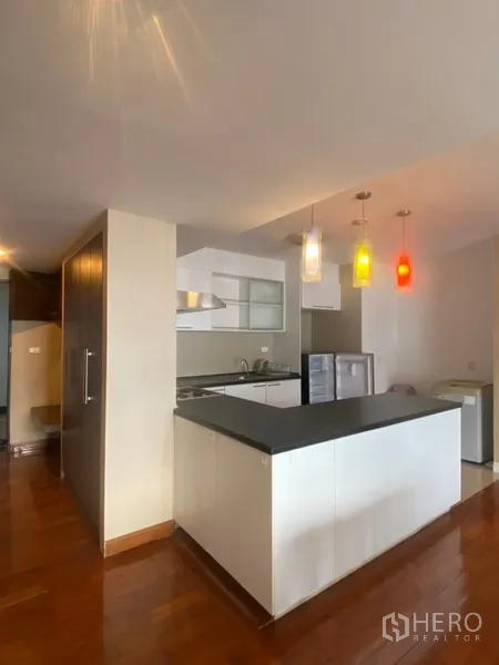 公寓 出租或出售在Watthana, Bangkok - 开放式厨房，长形吧台、白色橱柜与彩色吊灯