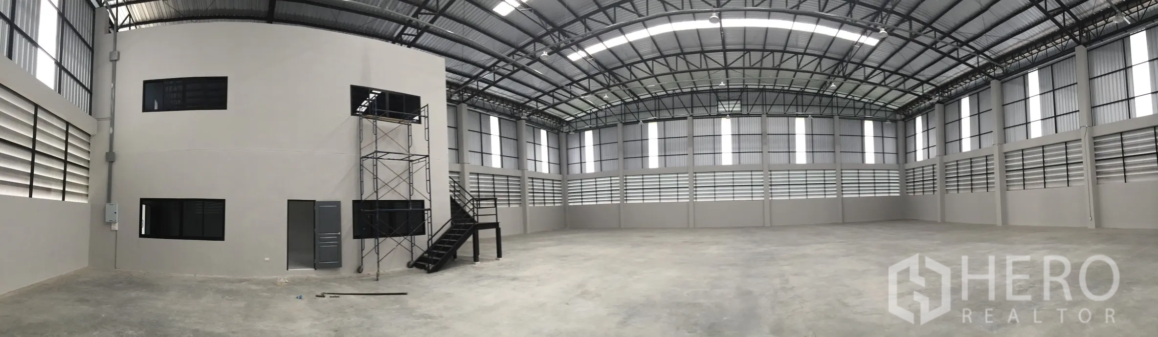 Warehouse for rent in Bang Phli, Samut Prakan - Panoramic view of the warehouse showing the internal office block and staircase.