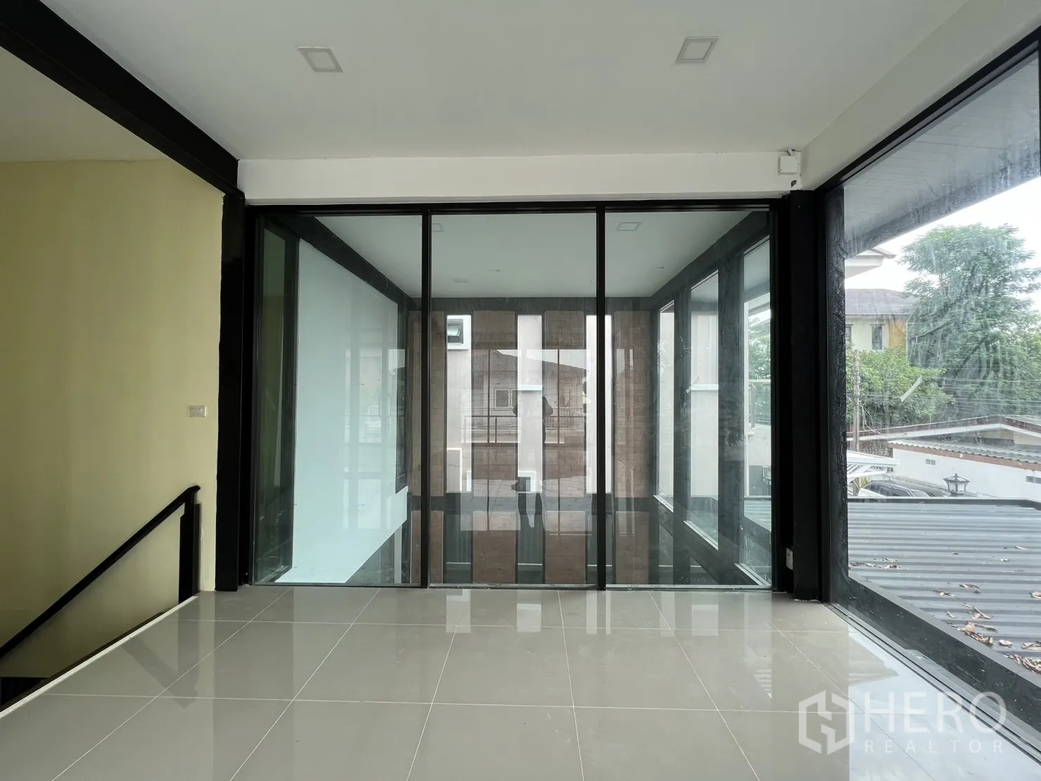 บ้าน ให้เช่าหรือขายในPhra Khanong, Bangkok - โถงชั้นบนผนังกระจก มองลงสู่โถงกลางบ้าน