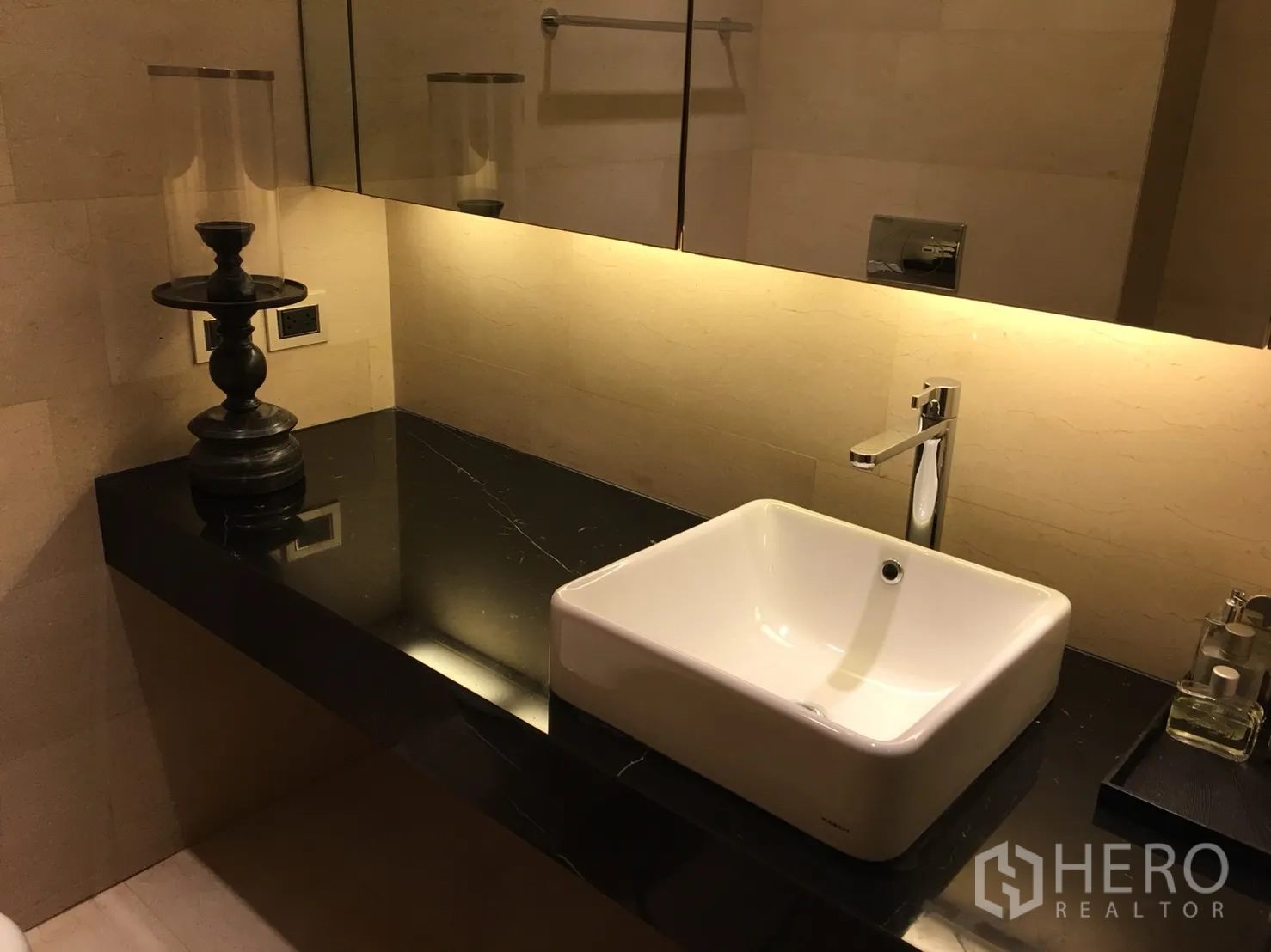 公寓 出租或出售在Bang Rak, Bangkok - 现代卫浴，黑色花岗岩台面搭配方形台上盆与背光镜柜。