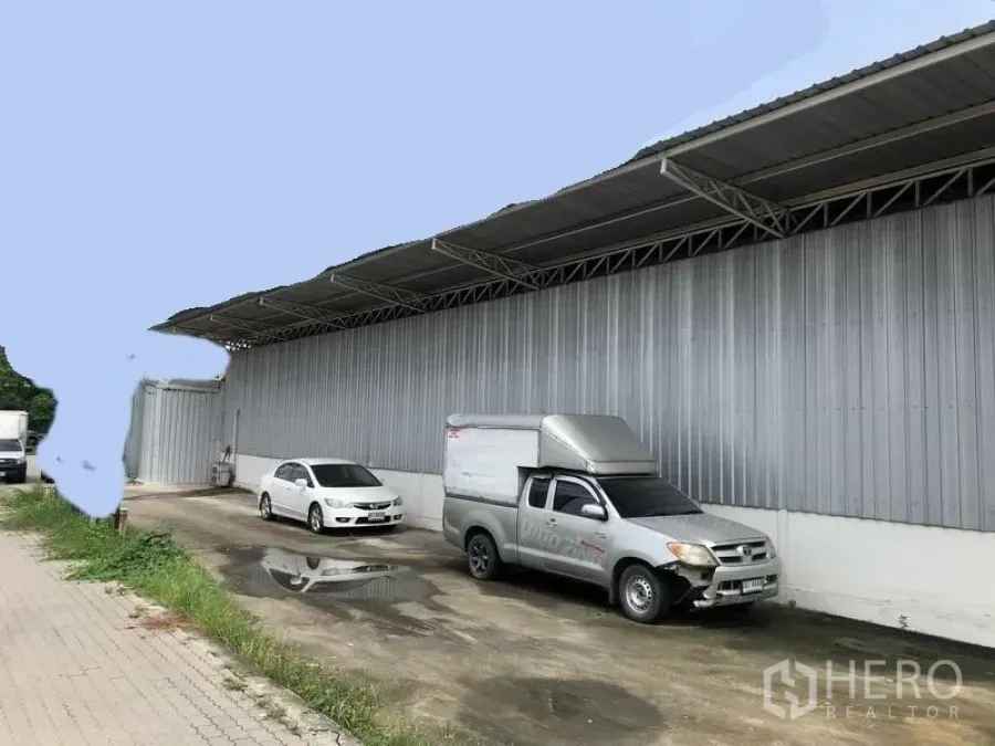คลังสินค้า ให้เช่าในPak Kret, Nonthaburi - อาคารโกดังผนังเมทัลชีทยาวพร้อมหลังคาคลุมลานโหลดและที่จอดรถ ย่านปากเกร็ด นนทบุรี