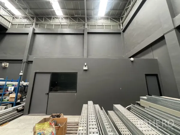 คลังสินค้า ขายในLat Krabang, Bangkok - ห้องควบคุมและประตูภายในโกดังเพดานสูง.