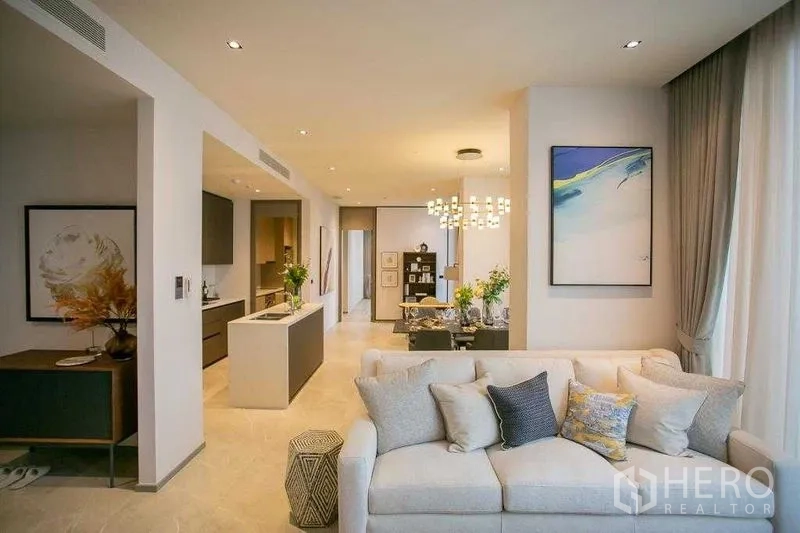 คอนโด ให้เช่าในWatthana, Bangkok - พื้นที่นั่งเล่นเชื่อมส่วนทานอาหารและครัว สไตล์โมเดิร์นพร้อมโคมระย้า