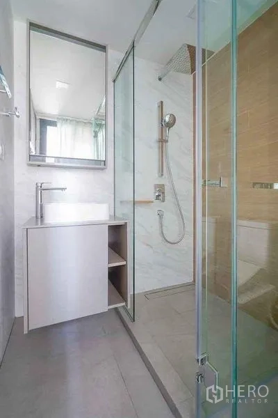 คอนโด ให้เช่าในWatthana, Bangkok - ห้องน้ำกะทัดรัด พร้อมเคาน์เตอร์อ่างล้างหน้าและตู้กระจกอาบน้ำ