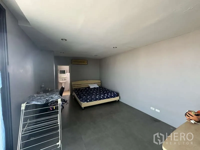 Home Office for sale in Lam Luk Ka, Pathum Thani - Large bedroom with gray tiles, sliding door to a balcony and ensuite entrance