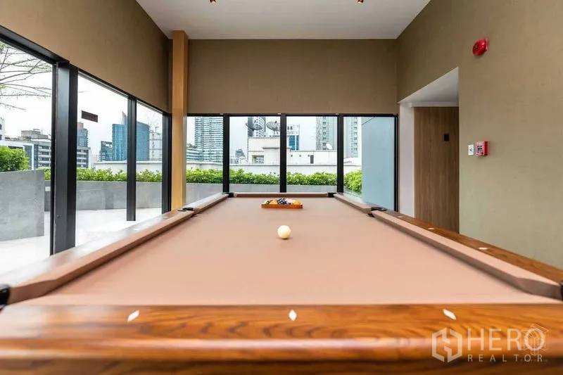 公寓 出租在Watthana, Bangkok - 住户台球室，落地窗外为城市景观