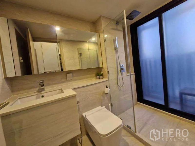 คอนโด ขายในRatchathewi, Bangkok - ห้องน้ำสมัยใหม่พร้อมตู้กระจกและห้องอาบน้ำกระจก