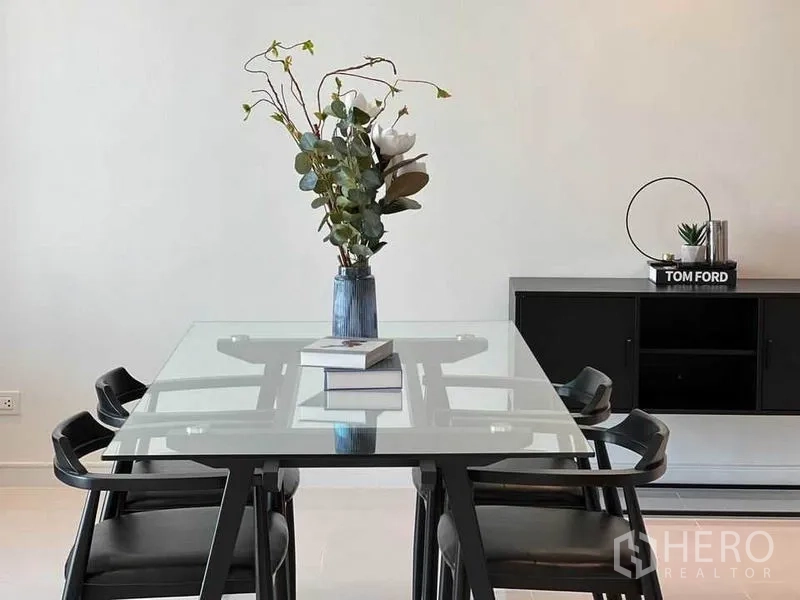 คอนโด ให้เช่าในWatthana, Bangkok - โต๊ะทานอาหารมินิมอล แจกันดอกไม้ มีตู้วางทีวีด้านหลัง