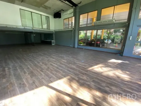 พื้นที่ขายปลีก ให้เช่าในWatthana, Bangkok - ภายในร้านค้าพื้นลายไม้ เพดานสูง หน้าต่างหันออกถนน