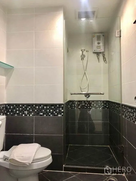 คอนโด ให้เช่าในKhlong Toei, Bangkok - ห้องน้ำที่สองมีพื้นที่อาบน้ำกระจก เครื่องทำน้ำอุ่น และกระเบื้องโมเสก