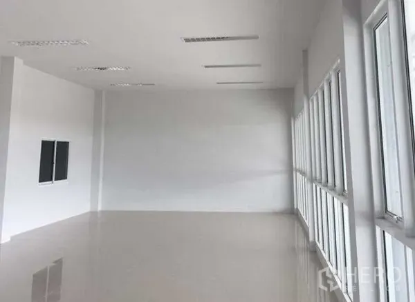 货栈 出租在Bang Bo, Samut Prakan - 二层明亮办公室，白色墙面与瓷砖地，排窗采光好。