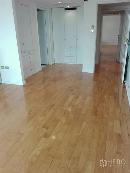 คอนโด ให้เช่าในKhlong Toei, Bangkok - โถงทางเดินพร้อมตู้บิวท์อินและพื้นไม้ขัดเงา เชื่อมต่อไปยังห้องนอน