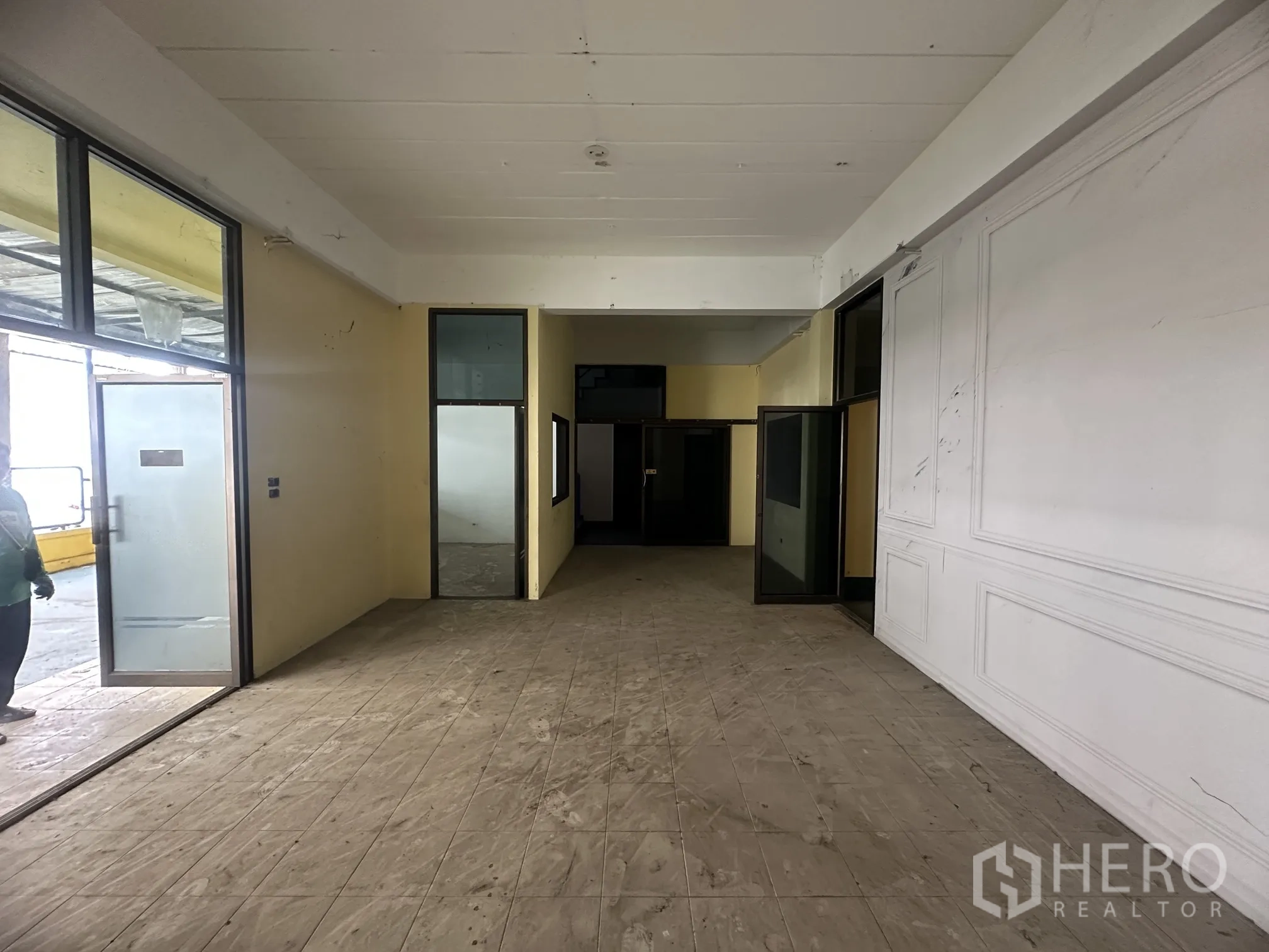 โรงงาน for rent in Lat Lum Kaeo, Pathum Thani - โถงสำนักงานชั้นล่างพร้อมประตูกระจกและห้องทำงานหลายห้อง