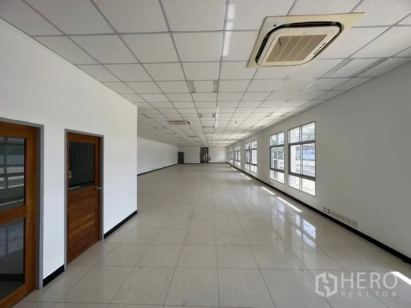 工厂 出租在Bang Sao Thong, Samut Prakan - 狭长型办公区，吊顶空调与成排窗户