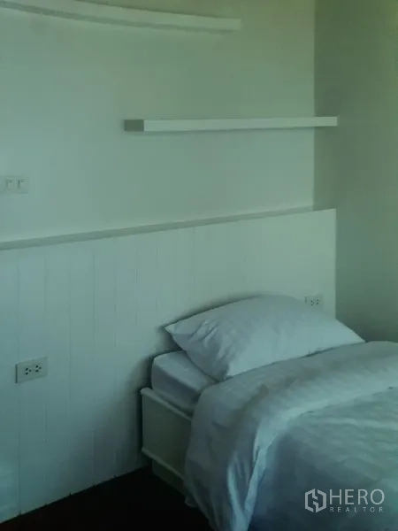 คอนโด ให้เช่าในWatthana, Bangkok - ห้องนอนขนาดกะทัดรัด เตียงเดี่ยว ผนังตีซ้อนและชั้นลอยสีขาว