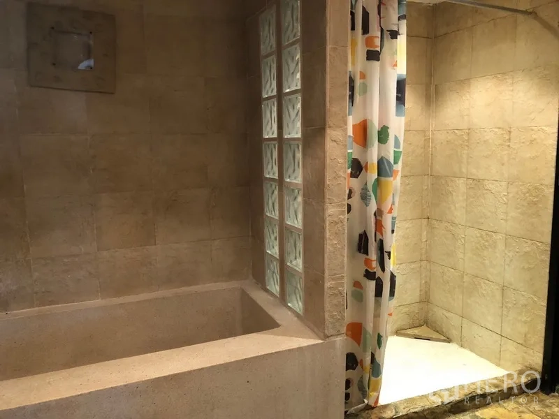 คอนโด ให้เช่าในWatthana, Bangkok - ห้องน้ำปูกระเบื้องหิน มีอ่างอาบน้ำบิลท์อิน และพื้นที่อาบน้ำแยกด้วยบล็อกแก้ว