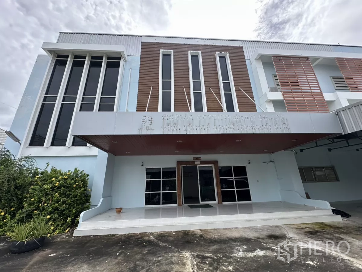 โรงงาน ให้เช่า - ด้านหน้าทางเข้า กระจกสูงและระแนงไม้ใต้กันสาด