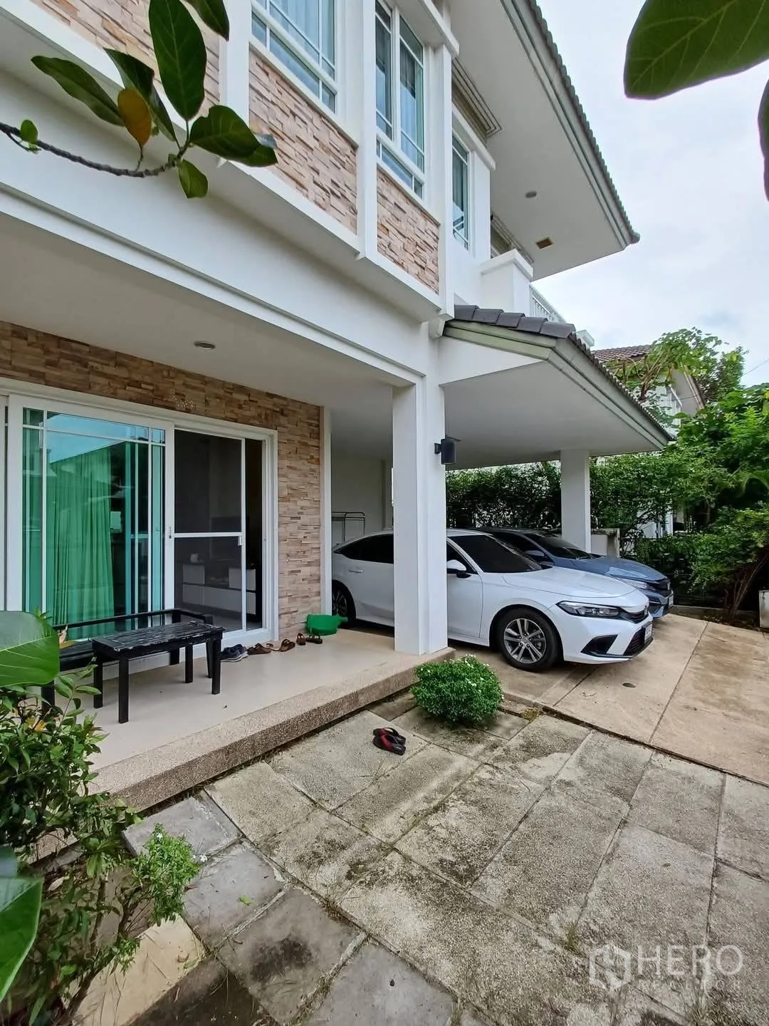 บ้าน for sale in Bang Kapi, Bangkok - ด้านนอกตัวบ้านมีเฉลียงคลุมหลังคา กรุหิน และรถจอดสองคัน