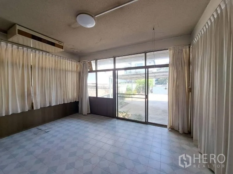 พื้นที่ขายปลีก ให้เช่าในSathon, Bangkok - ห้องมุมสว่าง หน้าต่างสูงจรดพื้น มองออกไปยังลานด้านหน้า