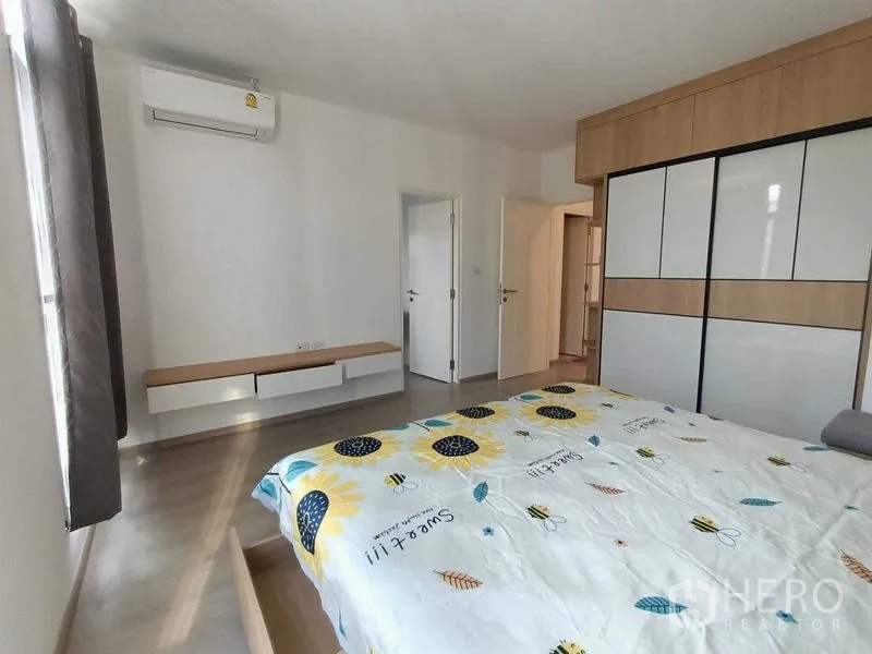 ทาวน์เฮาส์ ให้เช่าในPrawet, Bangkok - ห้องนอนมาสเตอร์กว้าง ตู้เสื้อผ้าใบใหญ่ เครื่องปรับอากาศ และแสงธรรมชาติ