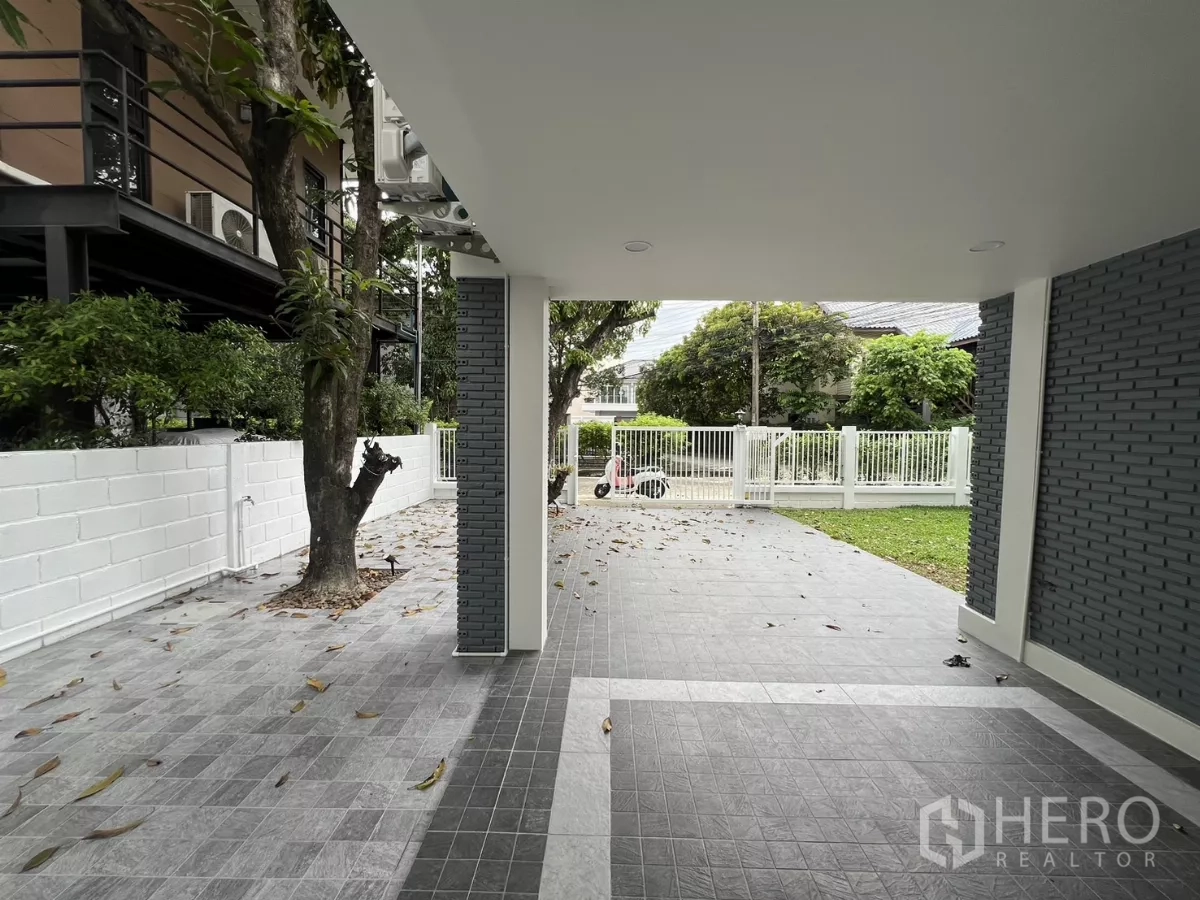 Detached House for rent in Saphan Sung, Bangkok - Under-cover parking area extending to front gate and garden.