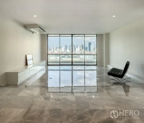 คอนโด ให้เช่าในKhlong San, Bangkok - ห้องนั่งเล่นพื้นหินอ่อนกว้าง พร้อมผนังกระจกเต็มบาน มองเห็นวิวแม่น้ำเจ้าพระยาและสกายไลน์กรุงเทพฯ