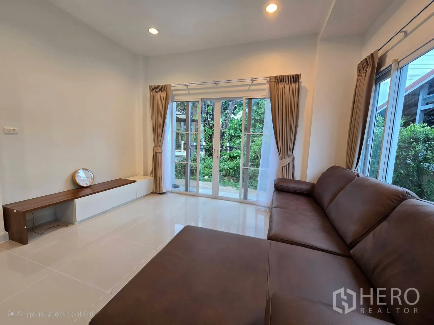 独栋房屋 for rent in Bang Phli, Samut Prakan - 客厅设推拉门直通花园。