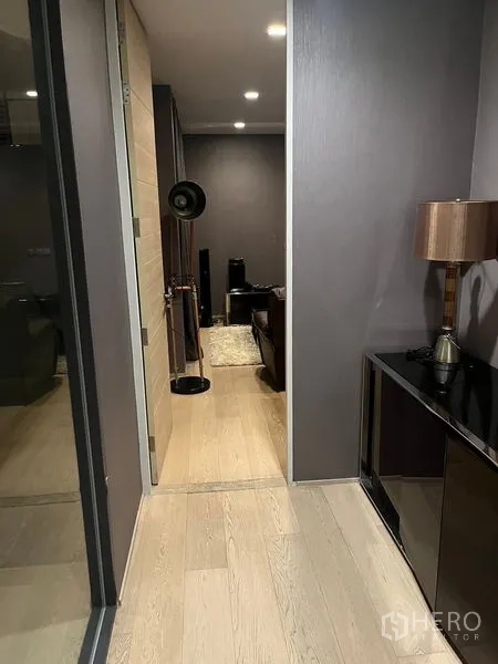 独立式住宅 出租在Wang Thonglang, Bangkok - 走廊通往影音室，可见音箱、地毯与落地灯。