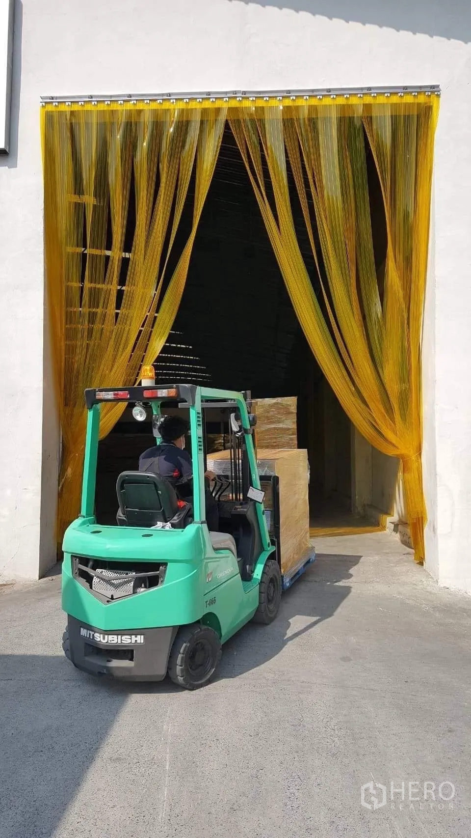 工厂 出租或出售在Pathum Thani - 叉车经黄色PVC条帘进出装卸口