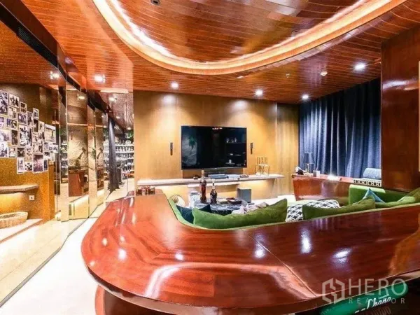 คอนโด ให้เช่าในWatthana, Bangkok - เลานจ์เอนเตอร์เทนเมนต์ เคาน์เตอร์ไม้เงา ทีวีติดผนัง และผนังกระจกติดรูป