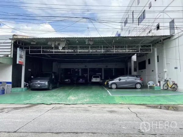 零售空间 出租在Wang Thonglang, Bangkok - 带雨棚的维修工位与客户停车区，后方车辆出入口