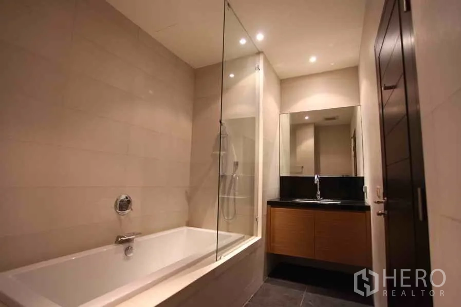 คอนโด ให้เช่าในWatthana, Bangkok - ห้องน้ำร่วมสมัย มีอ่างอาบน้ำ ฉากกั้นกระจก ไฟดาวน์ไลท์ และอ่างล้างหน้ากระจกบานใหญ่