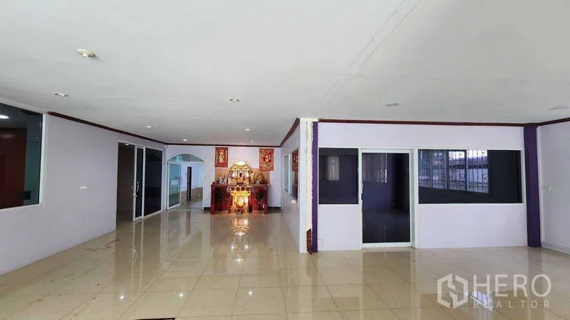 Factory for rent in Pak Kret, Nonthaburi - Spacious tiled office floor with partitioned rooms and glass doors