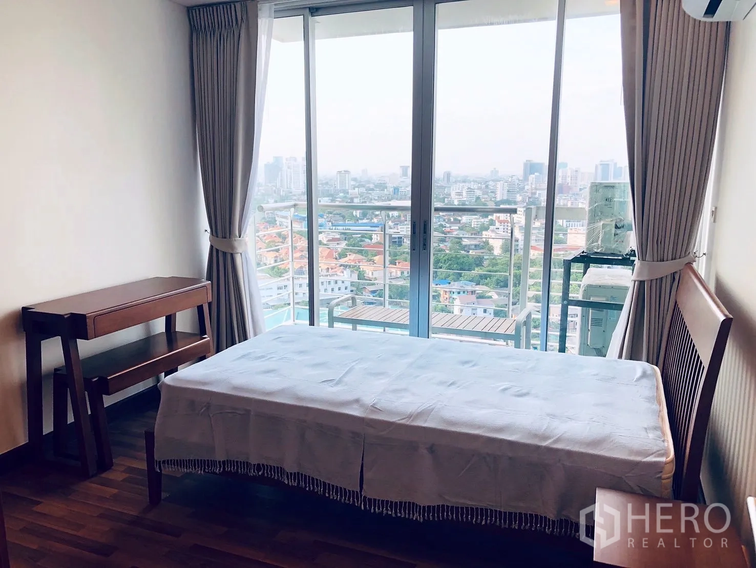 คอนโด ให้เช่าในKhlong Toei, Bangkok - ห้องนอนรองเตียงเดี่ยว โต๊ะทำงาน ประตูกระจกสไลด์ออกสู่ระเบียง มองเห็นวิวเมือง